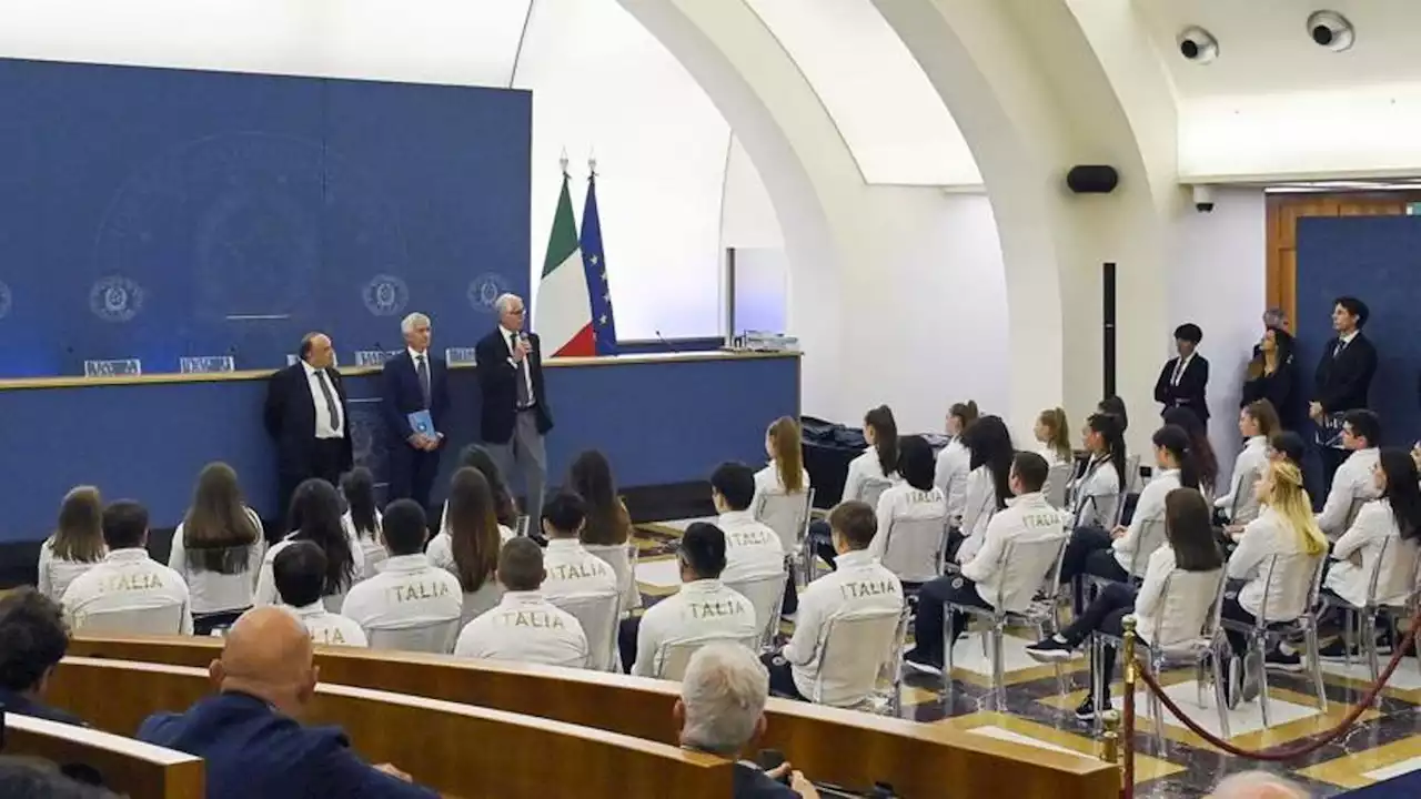 Il ministro Abodi omaggia con la Costituzione la ginnastica azzurra: “Avete valori veri”