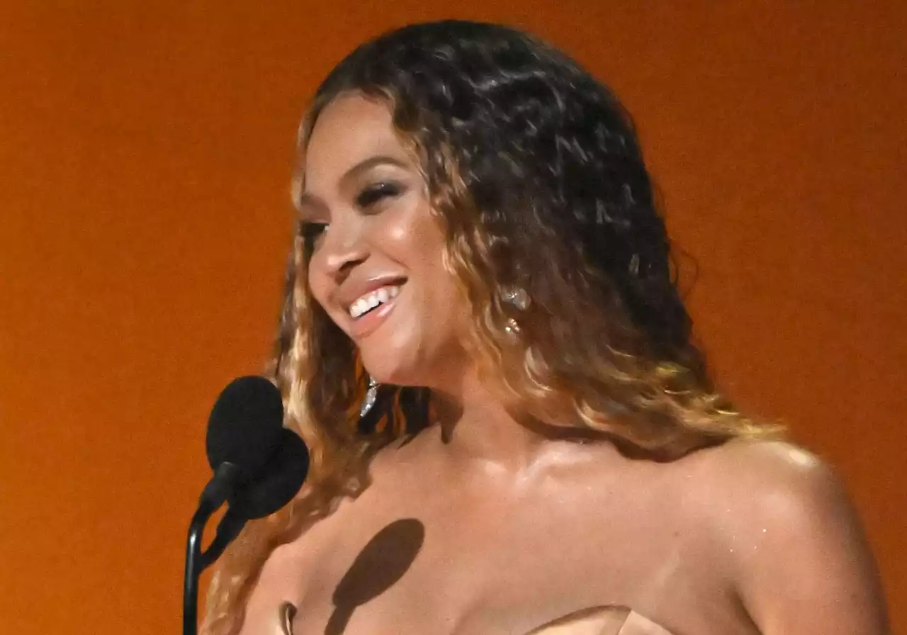 Beyonce dévoile ses courbes dans une mini-robe scintillante sensationnelle Grazia