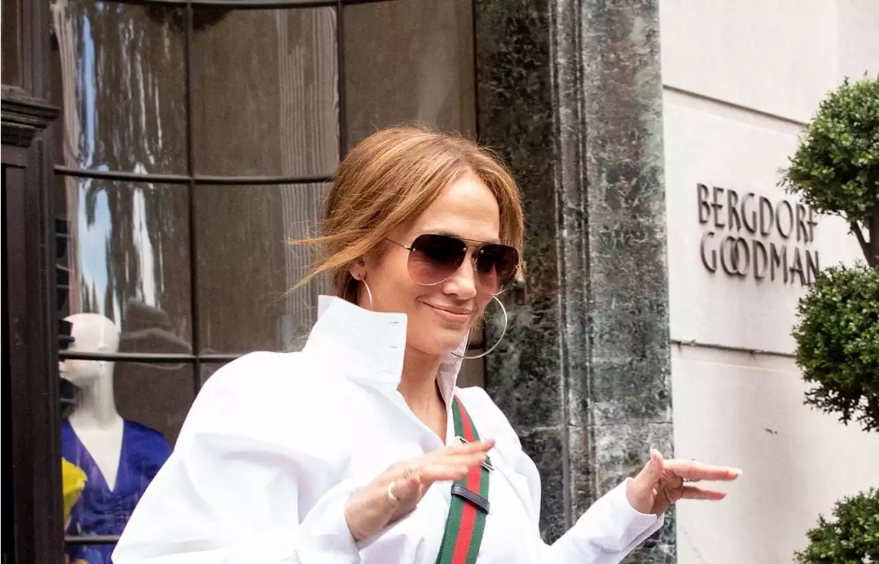 Jennifer Lopez remet au goût du jour cet accessoire cheveux rétro qui va devenir un incontournable cet été ! Grazia