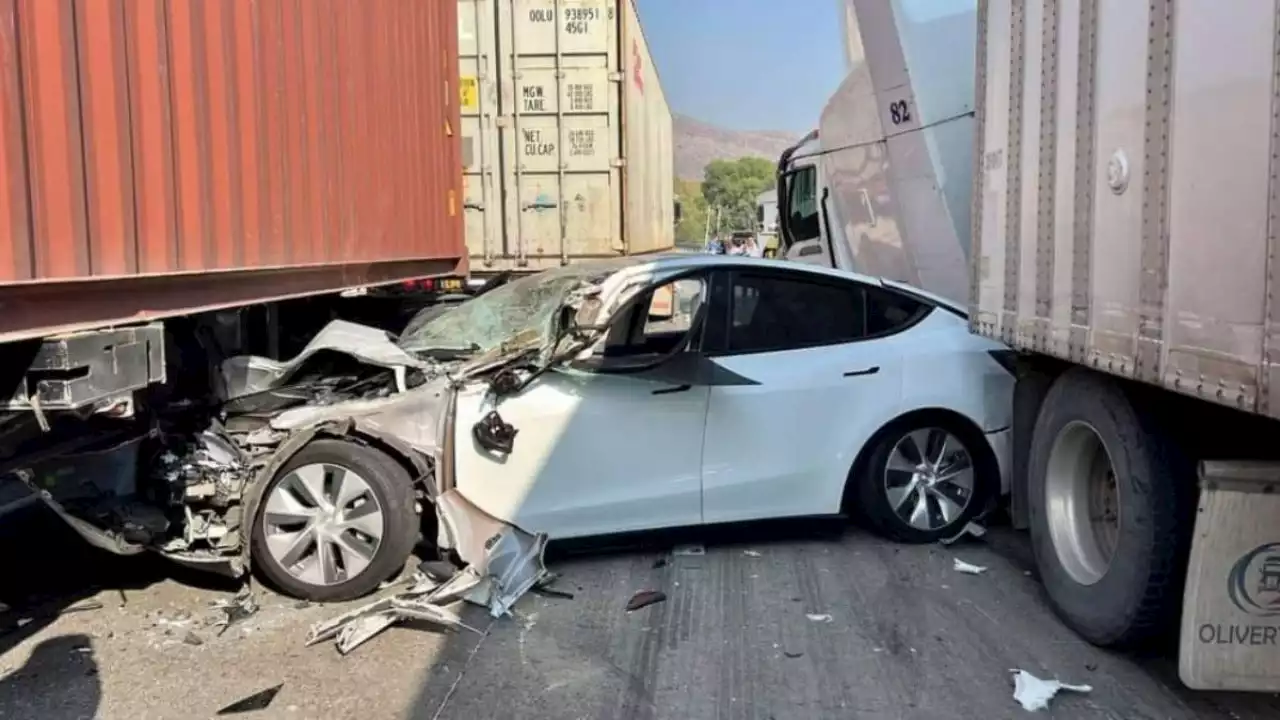 Tres tráileres prensaron a un auto: las impactantes fotos de la carambola en la México-Querétaro