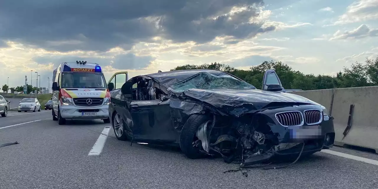 BMW-Fahrer donnert auf A1 nach Wien in Lkw