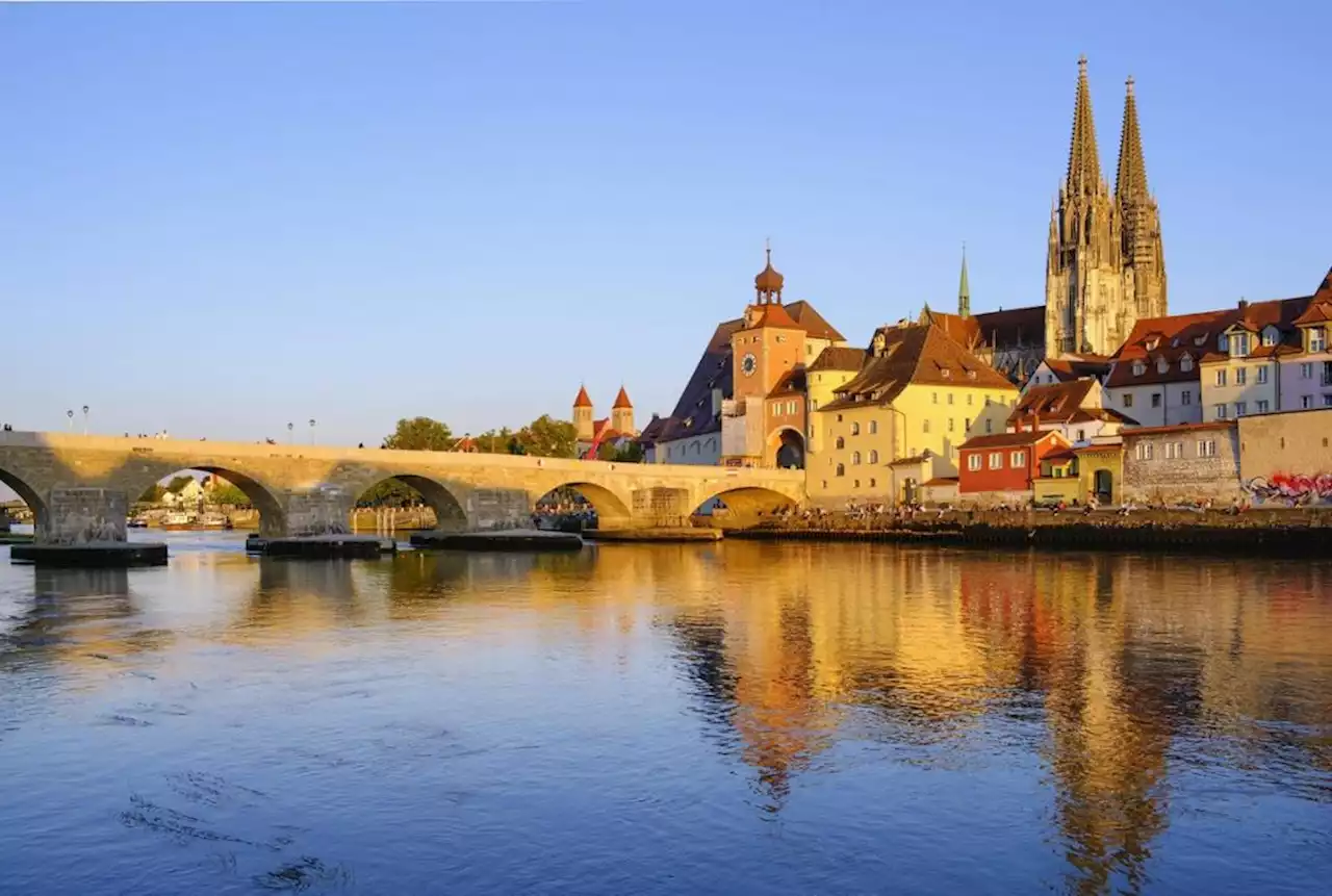 Polizei sucht Lebensretter: Sprung von Steinerner Brücke: Passanten retten Männer aus Donau - idowa