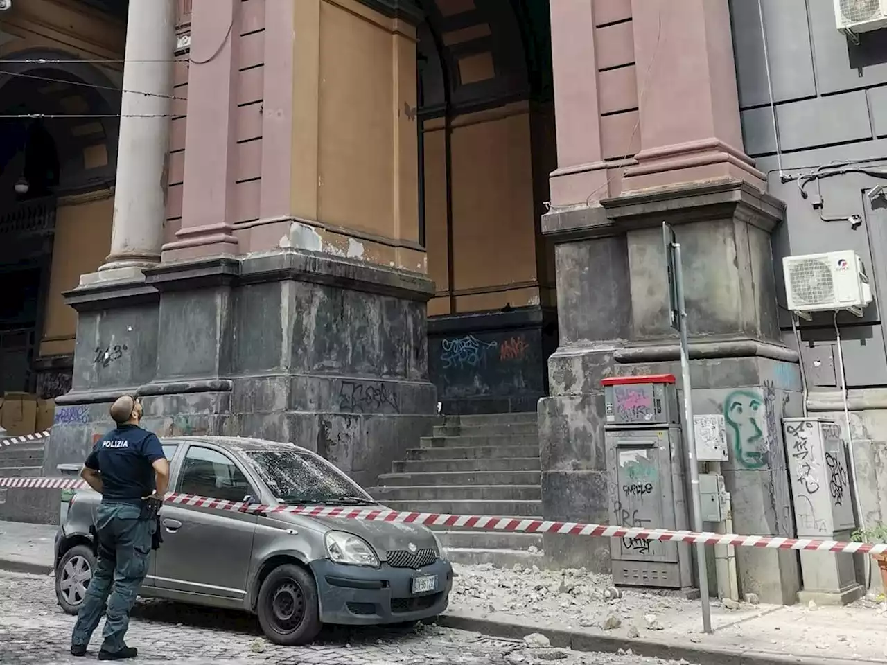 Napoli, crolla un cornicione della Galleria Umberto I