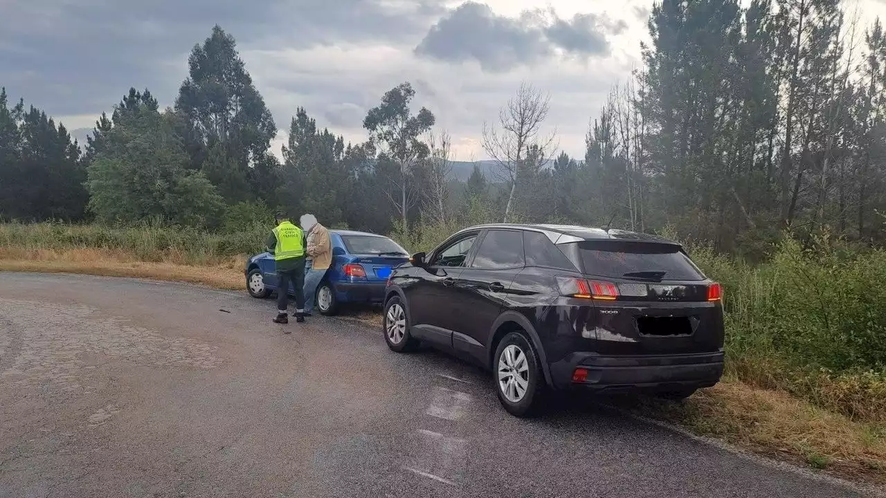 La Guardia Civil retira el coche a un hombre sin carné que conducía para realizar trabajos comunitarios en Orense