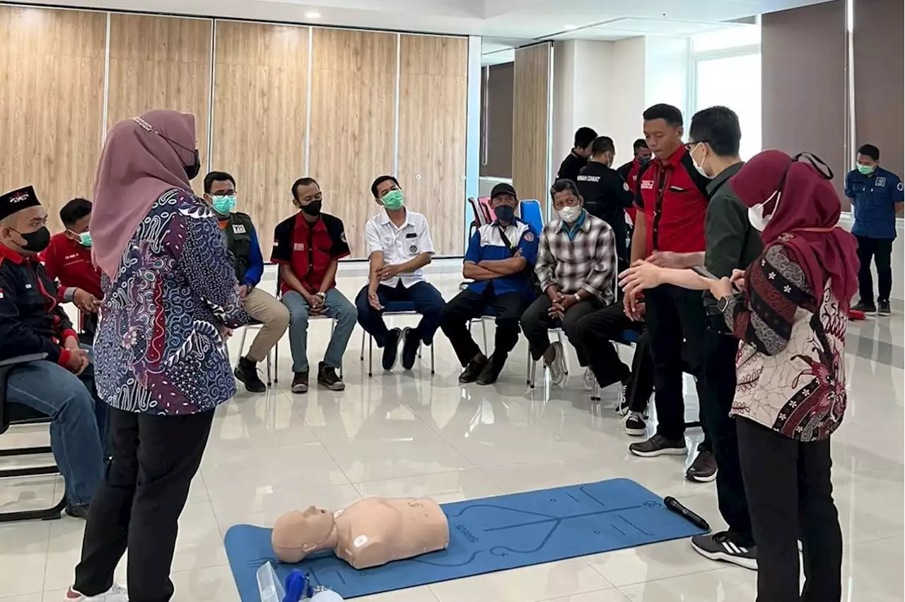 Ubaya Latih Puluhan Pengemudi Ambulans dari Berbagai Daerah tentang PPGD