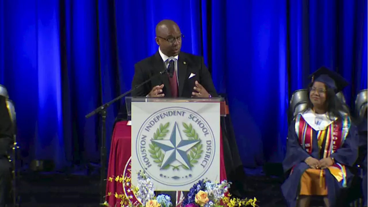 ‘Make that difference’: Superintendent Millard House gives last commencement speech for HISD before TEA takeover