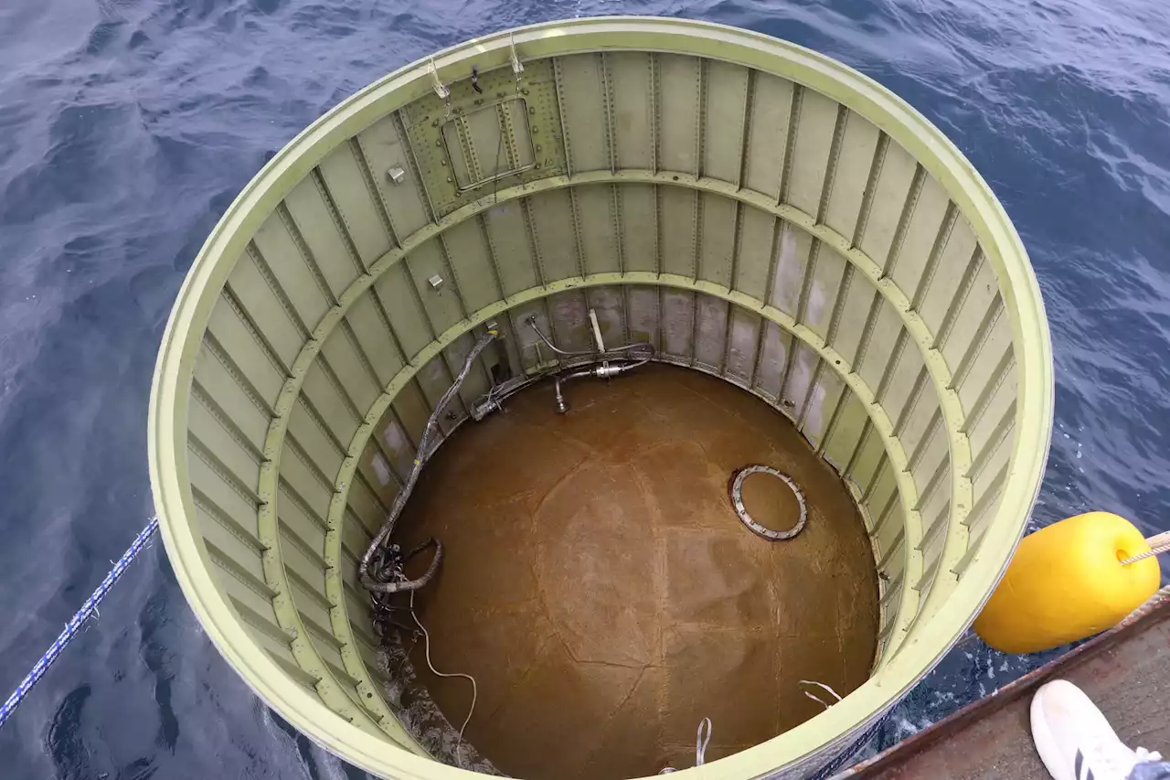 El ejército surcoreano recobra en el mar un fragmento del cohete norcoreano que se estrelló