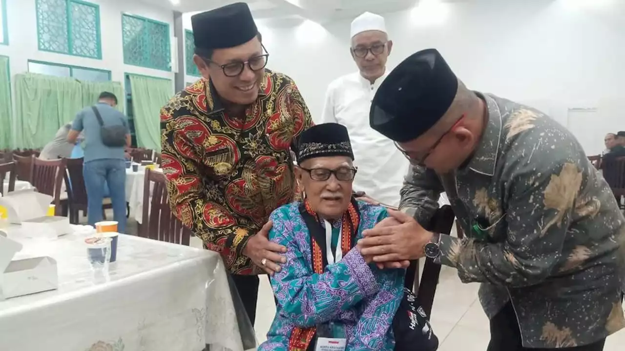 Untold Story: Kisah Haru Kakek Taher yang Berangkat Haji Tahun Ini