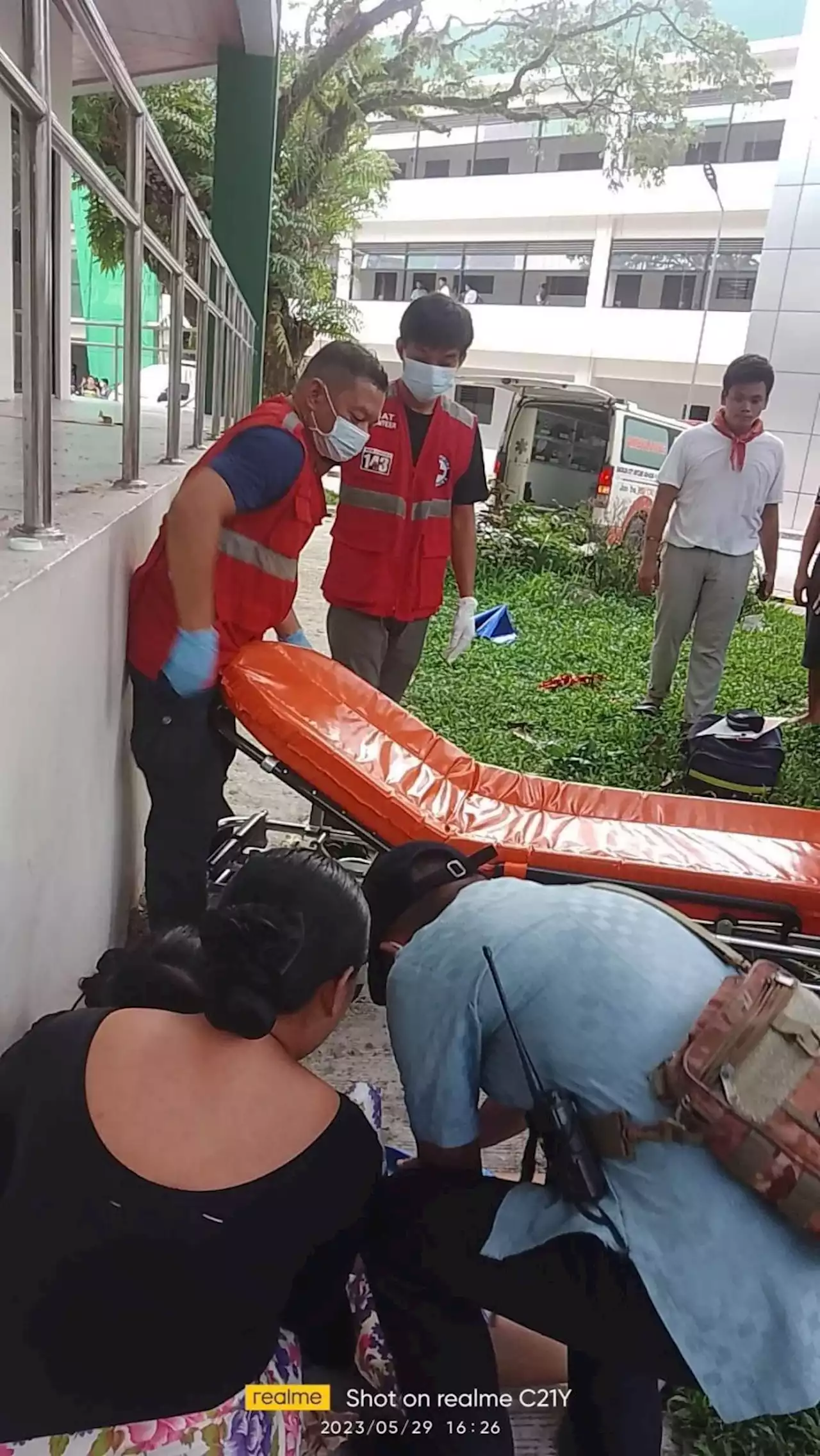 PH Red Cross responds to smoke inhalation incident at Bacolod school