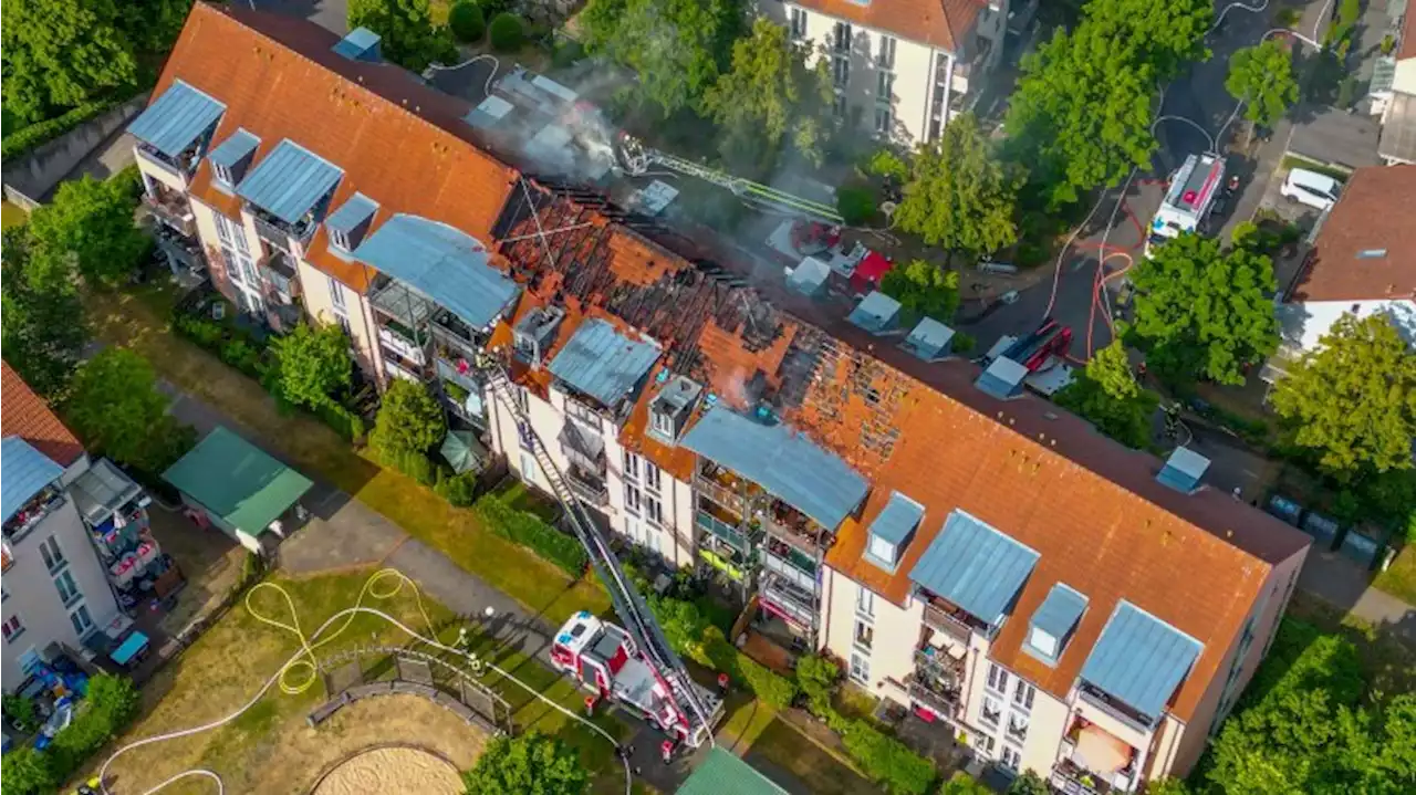 Brand in Mehrfamilienhaus: Dutzende Bewohner evakuiert