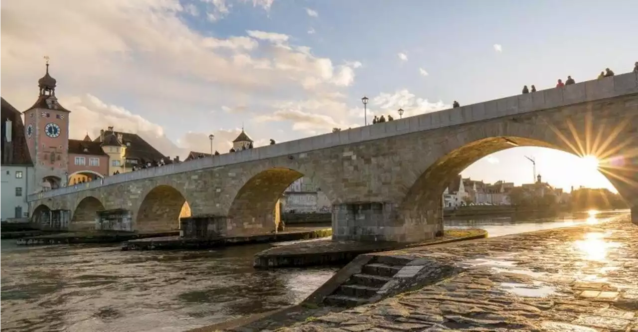 Beinahe-Drama an der Steinernen Brücke in Regensburg: Polizei sucht Lebensretter