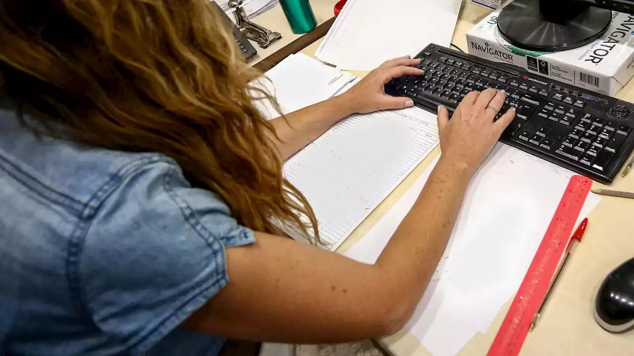 Las mujeres con menstruación dolorosa pueden solicitar baja laboral desde el 1 de junio