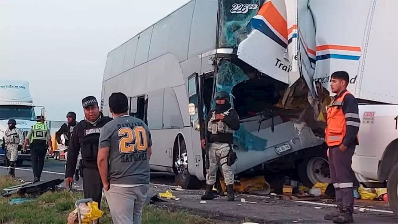 Autobús de migrantes en Matehuala, San Luis Potosí choca; hay tres heridos