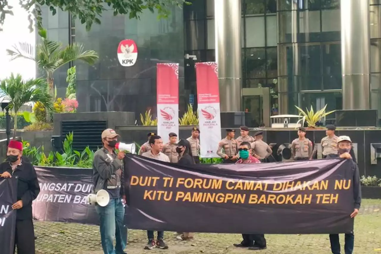 Oknum Pejabat Pemkab Bandung Diduga Melakukan Korupsi, Puluhan Masa Datangi Gedung KPK Berikan Bukti Pelengkap