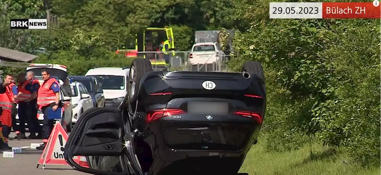 Bülach ZH: Kollision zwischen zwei Autos – vier Verletzte (Video)