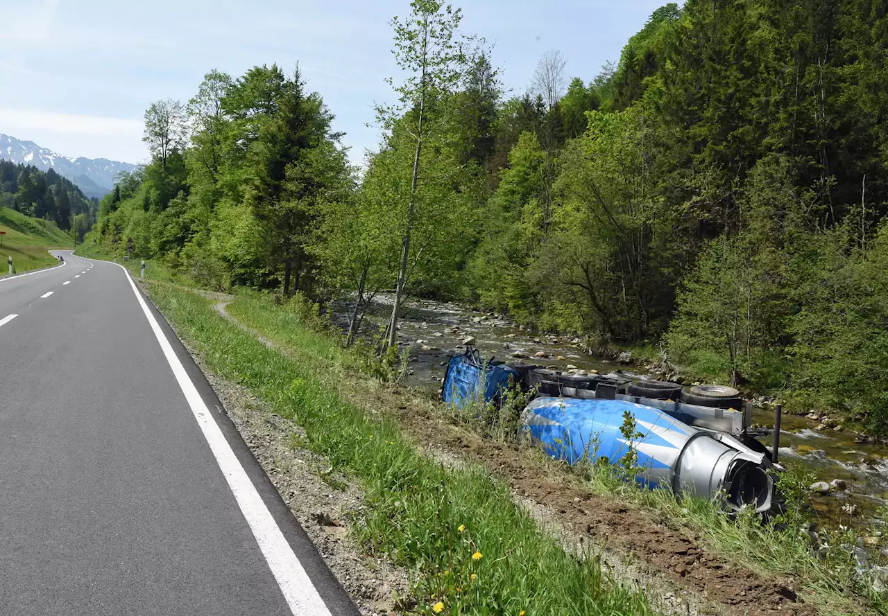 Flühli LU: Betonmischer kippt in Fluss – drei Meter in die Tiefe gestürzt