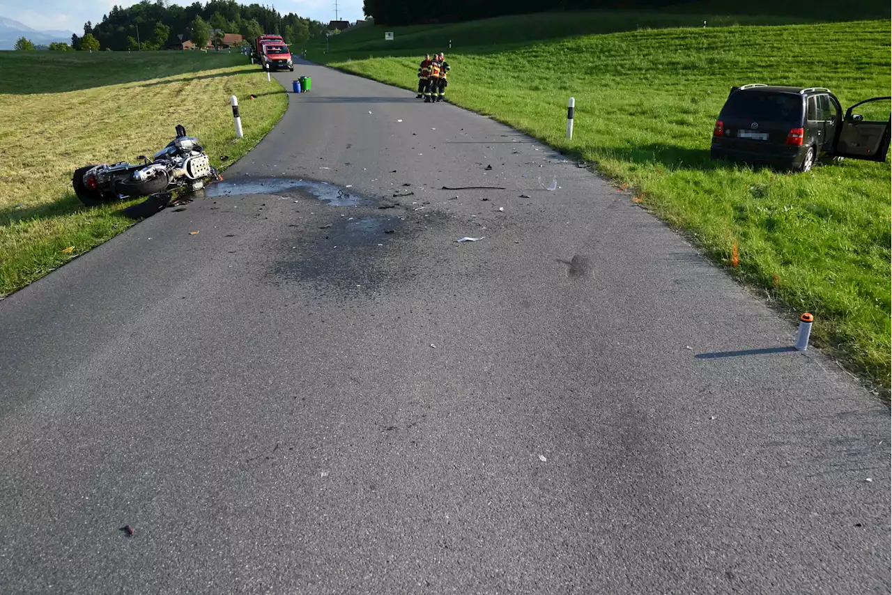 Lütisburg-Station SG: Motorradfahrer (63) kollidiert frontal mit Auto