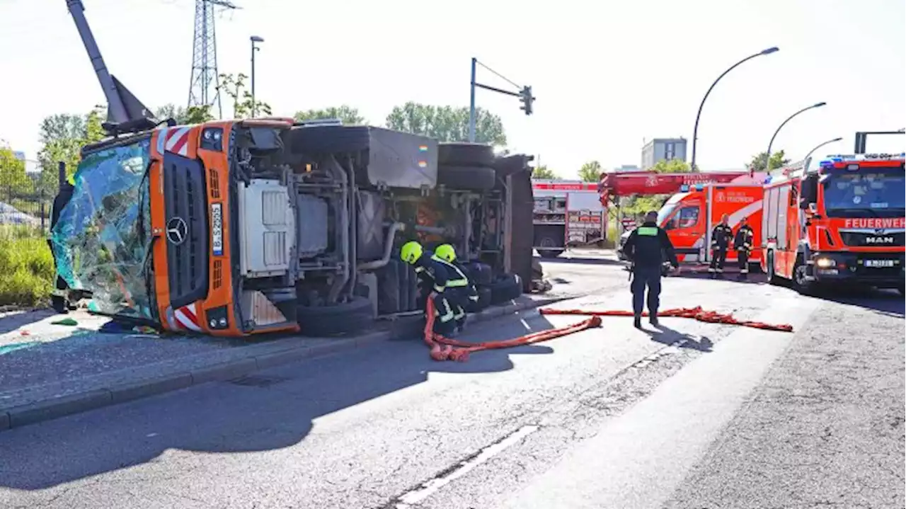 Müllwagen kippt in Kurve um - Kran soll Fahrzeug aufrichten