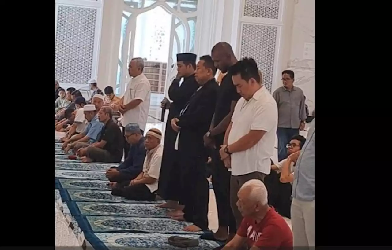 Legenda Barcelona Eric Abidal Shalat Dzuhur di Masjid At-Thohir, Senang Disambut Hangat |Republika Online