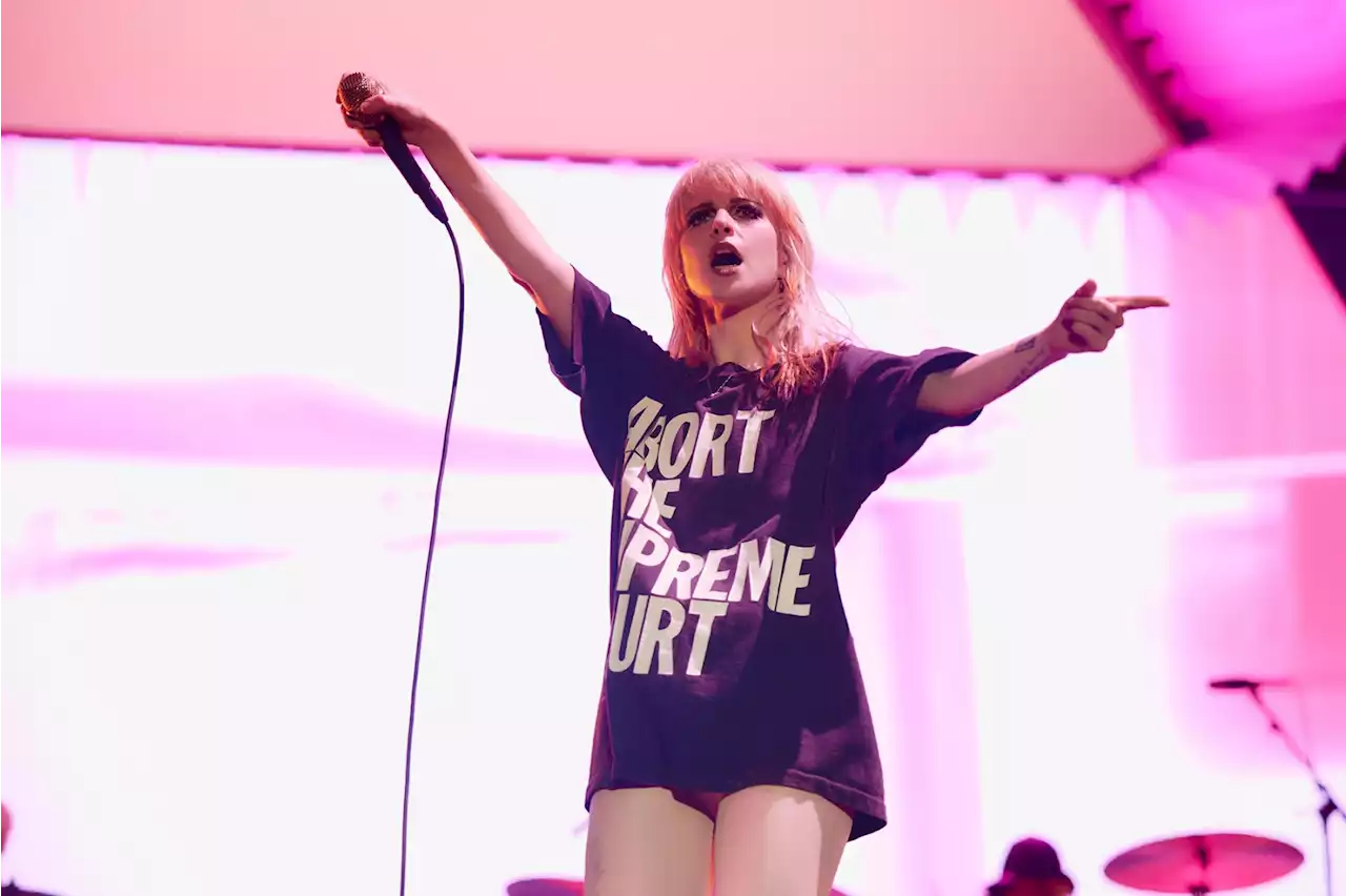 Hayley Williams Stops Fighting Fans at Paramore Show: 'That's Not Happening Here'