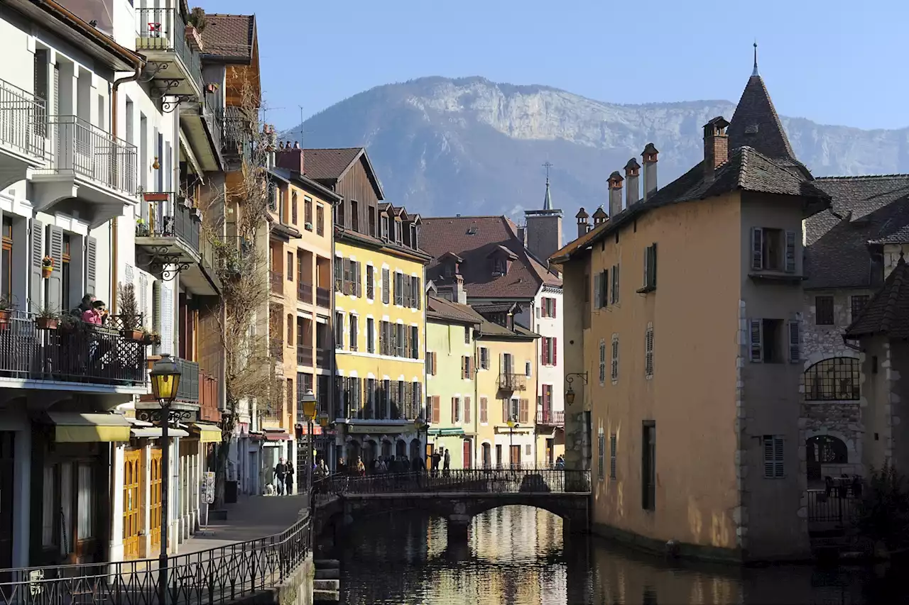 Tourisme : la fronde de la ville d'Annecy contre Airbnb