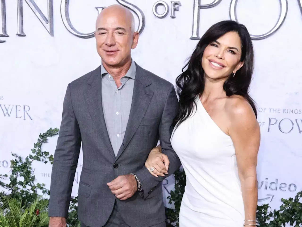 Jeff Bezos & Lauren Sánchez Are Reportedly Staying This Musician's Malibu Compound While Their $175 Million LA Estate Is Under Construction