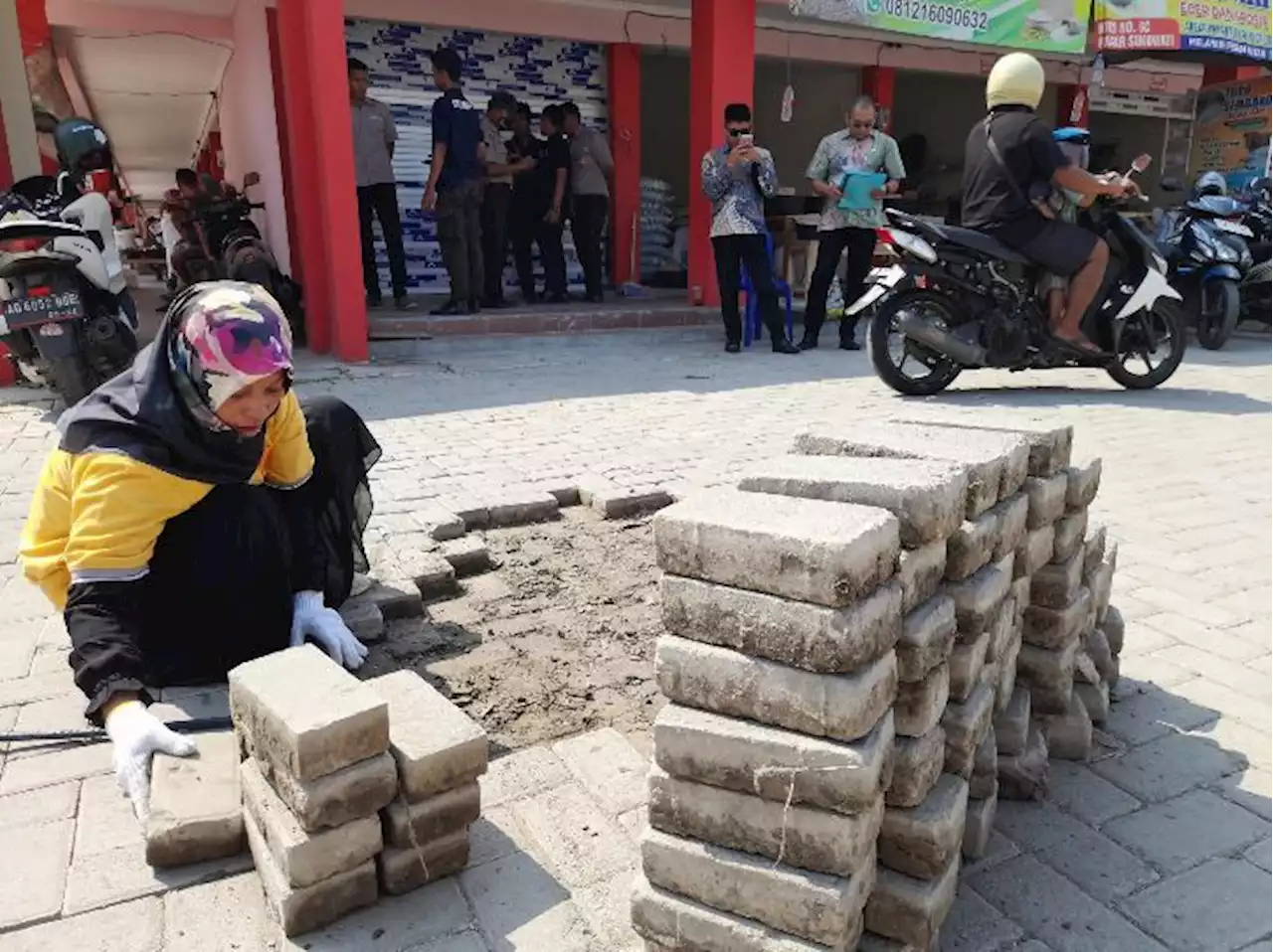 Waduh, Paving Pasar Sukowati Sragen Tiba-tiba Dibongkar Ibu-Ibu