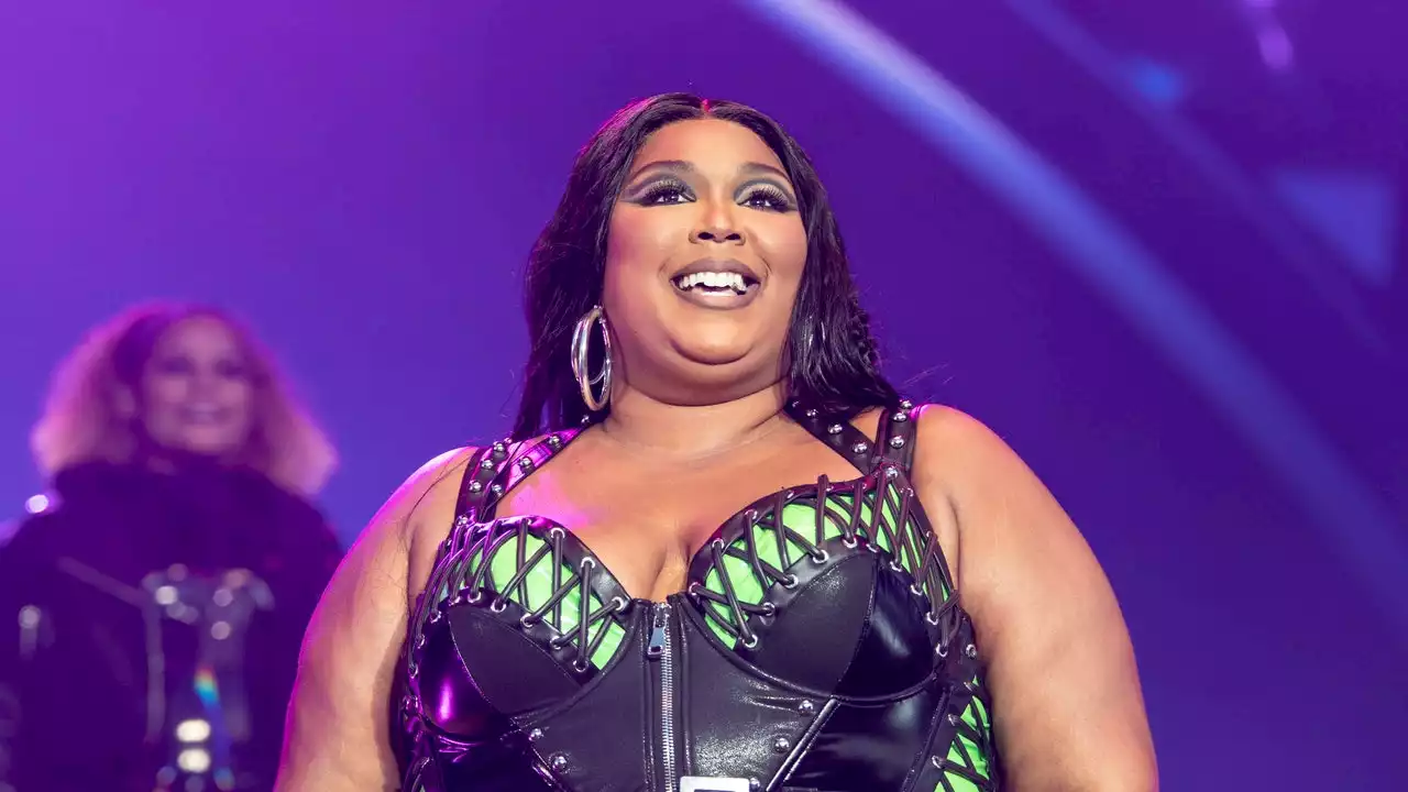 Lizzo Perfectly Matched Her Manicure to Her Jewelry