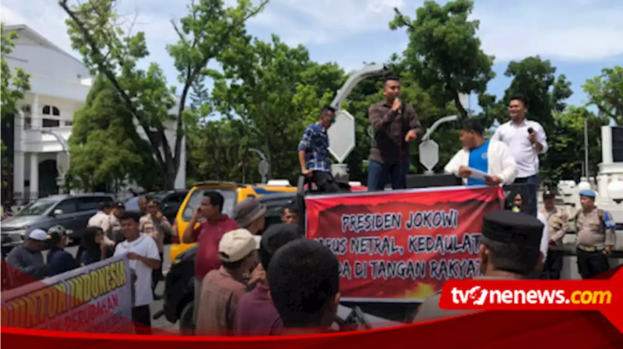 Jokowi Cawe-cawe Jelang Pilpres 2024, Warga Sumut Demo Depan Kantor Gubsu