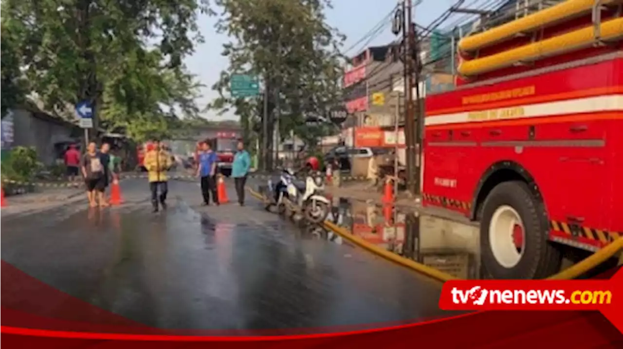 Petugas Damkar Masih Berupaya Padamkan Kebakaran Gudang Tripleks di Duren Sawit