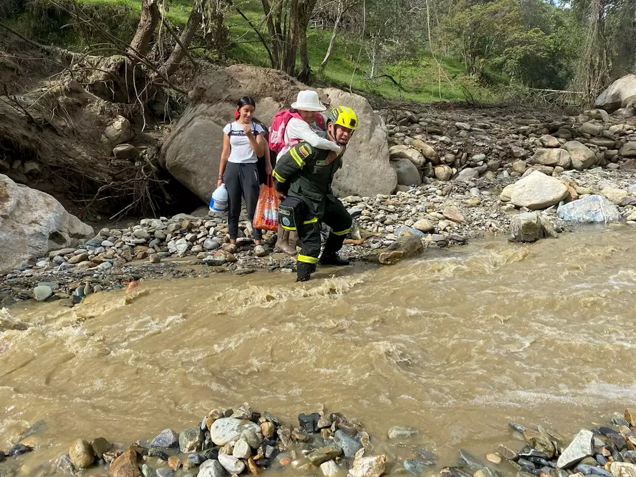 Colapso de la vía mantiene incomunicada a Onzaga con el resto de Santander