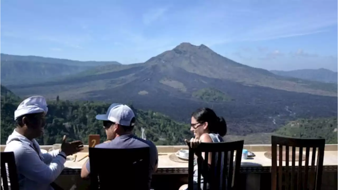 Gubernur Koster Larang Wisatawan Naik Gunung di Bali