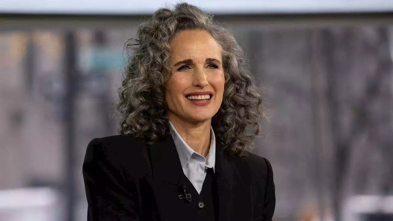 Andie MacDowell: Zum Tunika-Kleid trägt sie im Sommer 2023 diesen Schuhtrend