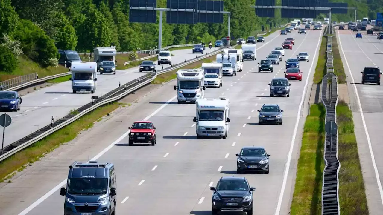 lastwagenfahrer eingeklemmt: a1 in richtung bremen zeitweise gesperrt