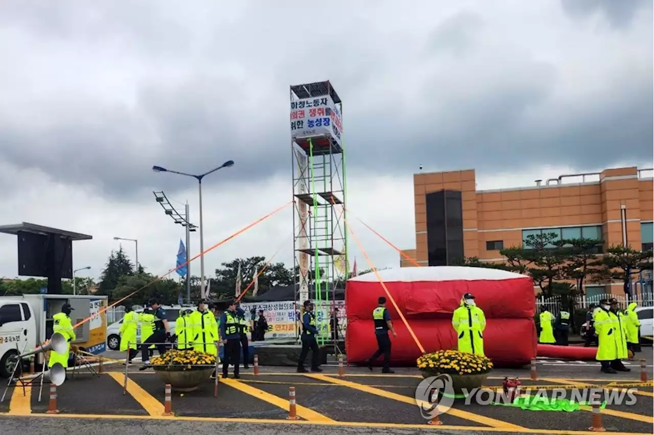 경찰, 광양 '망루농성' 강제 진압…노조간부 머리 다쳐 | 연합뉴스