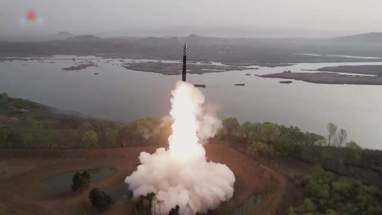 합참 '北, 남쪽 방향으로 우주 발사체 발사'