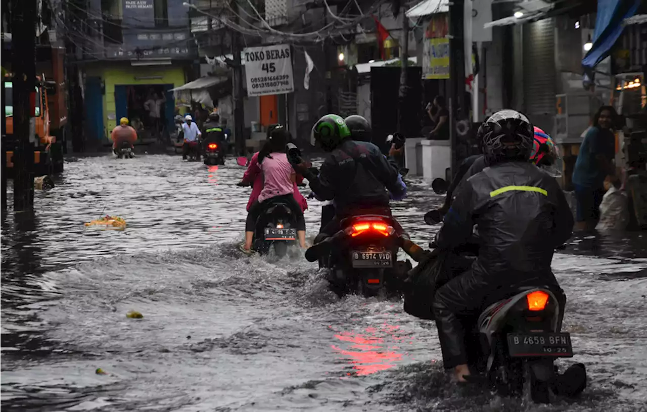 Sungai Cibeet Meluap, Puluhan Rumah di Karawang Terendam Banjir