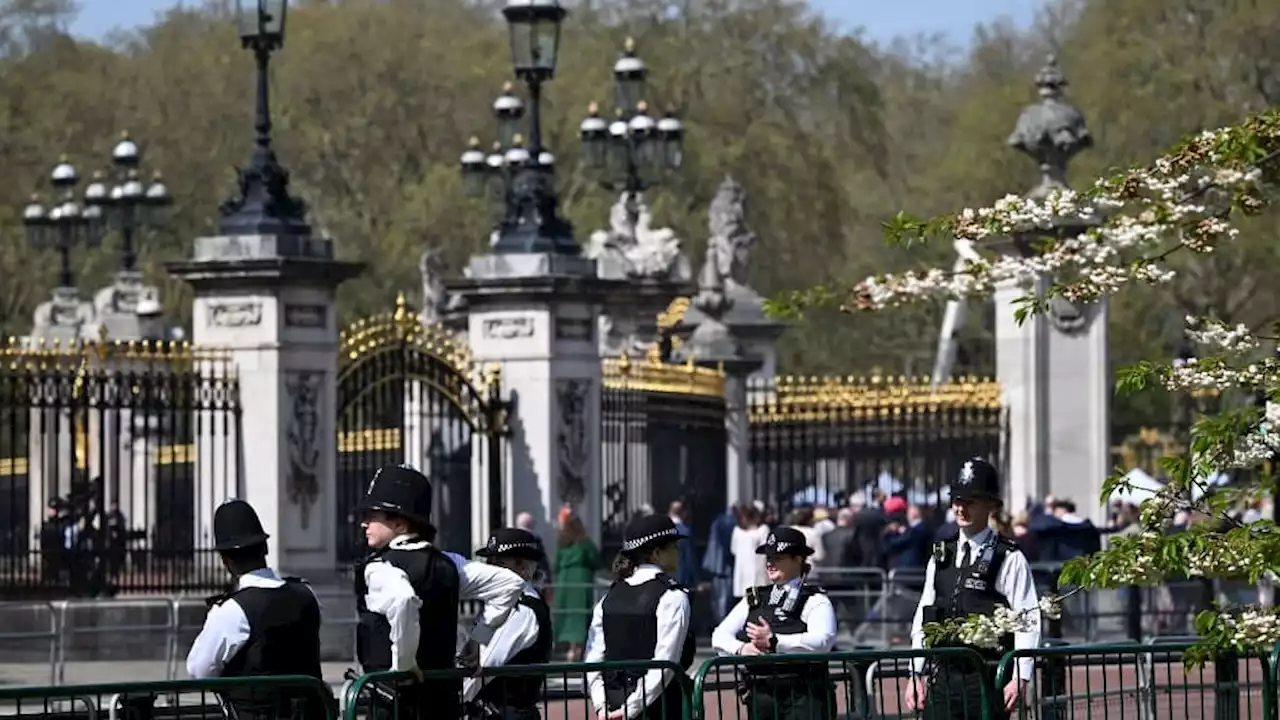 Arrestation près du palais de Buckingham: l'homme interné et placé en 'liberté sous caution'