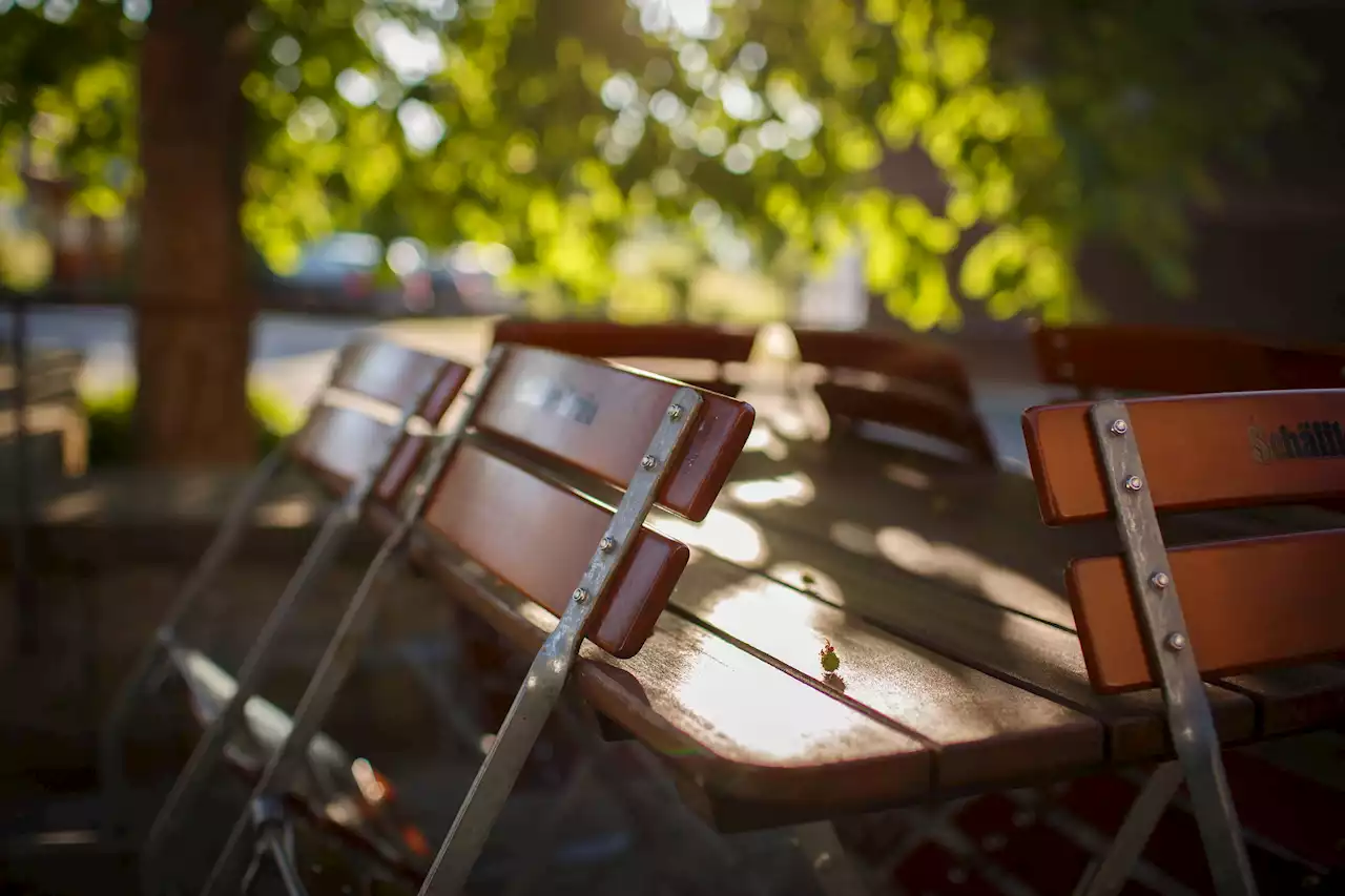 Wetter zu ungemütlich: Biergarten-Saison läuft zäh an