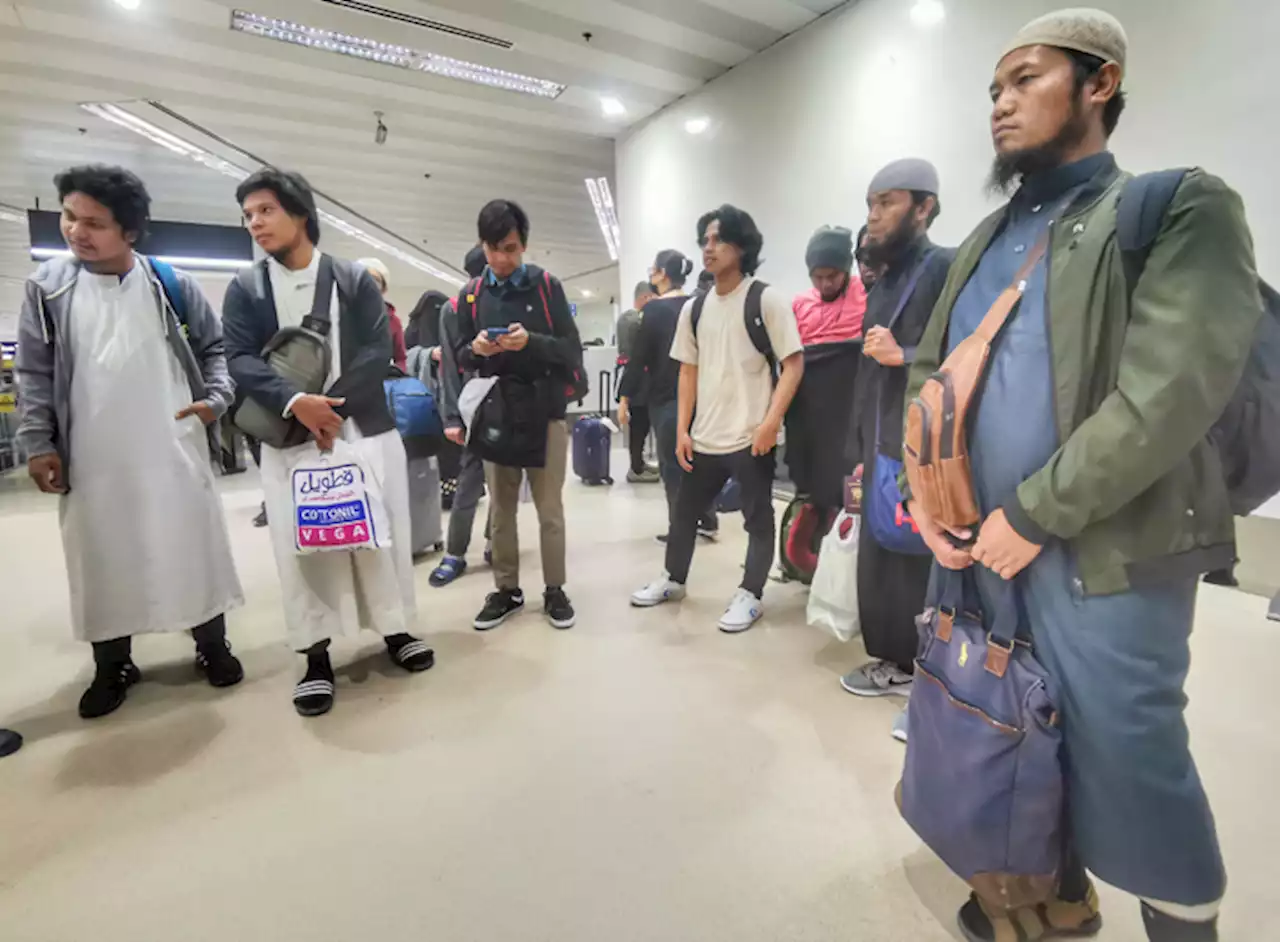 19 Islamic Studies students, 5 other Filipinos from Sudan arrive at Naia | Nonie Reyes