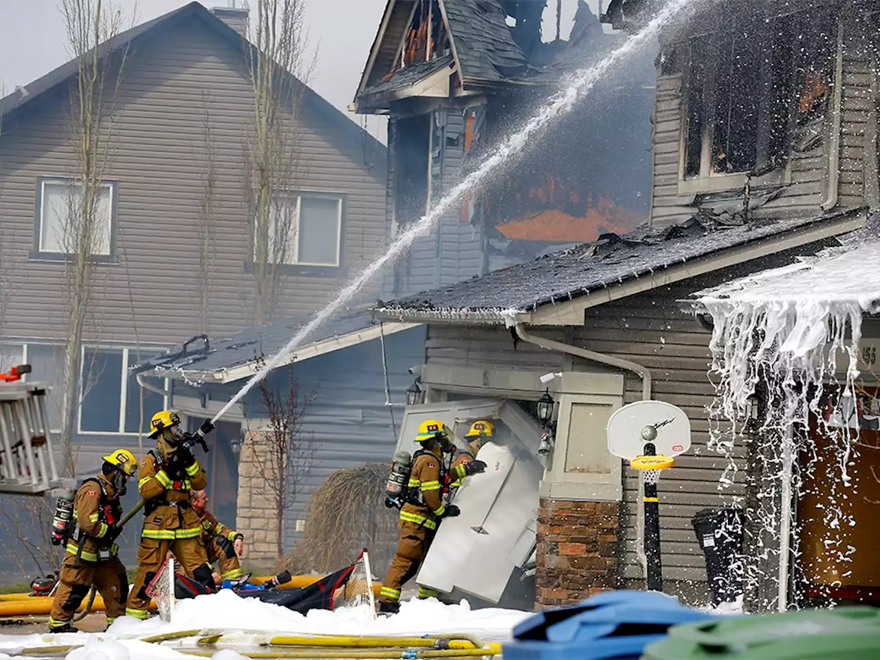 Fire crews fight three-home Cougar Ridge blaze