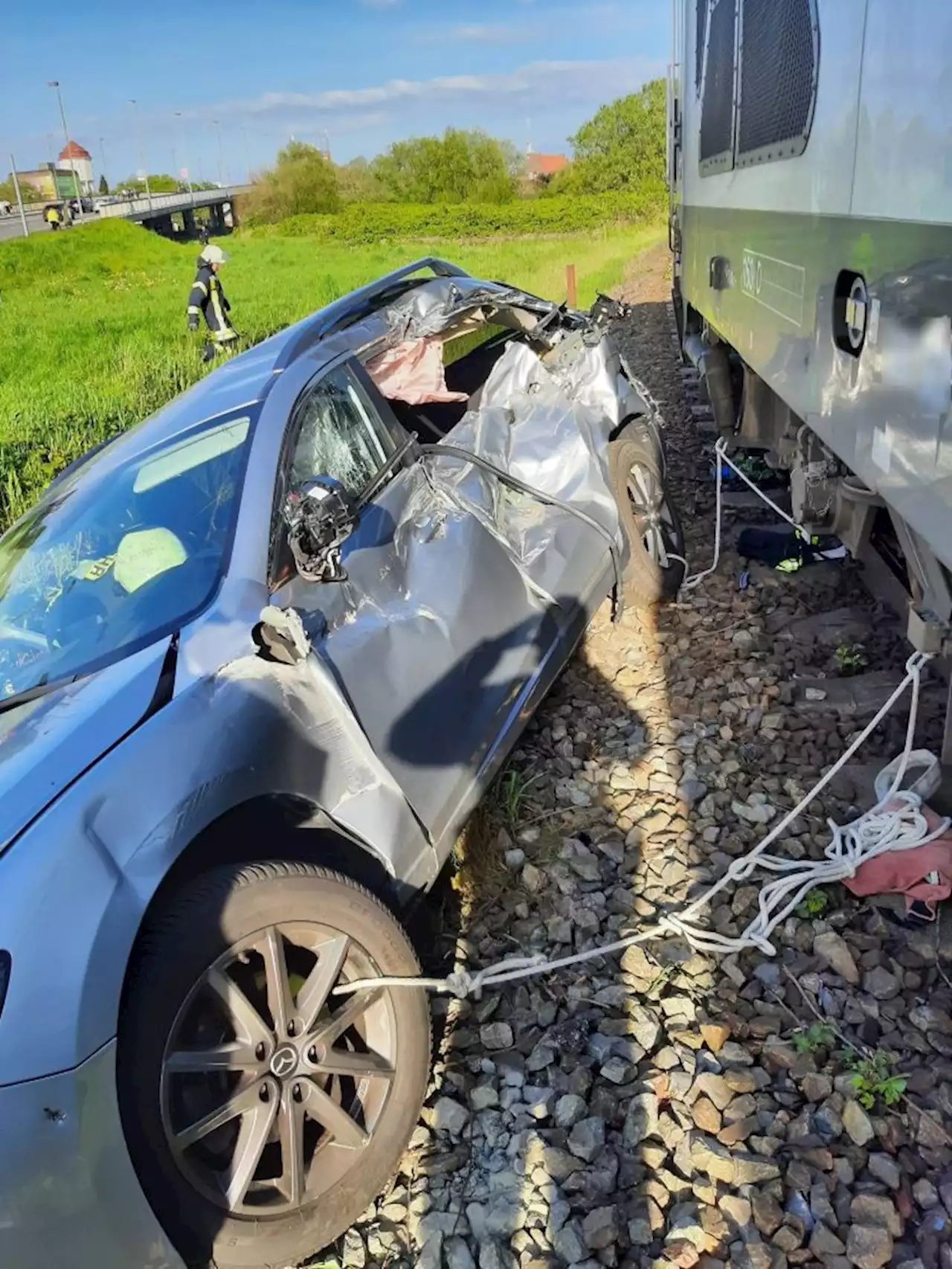 Güterzug kollidiert mit PKW Fahrzeugführerin verletzt --- (Cityreport24-Nachrichtenblog)