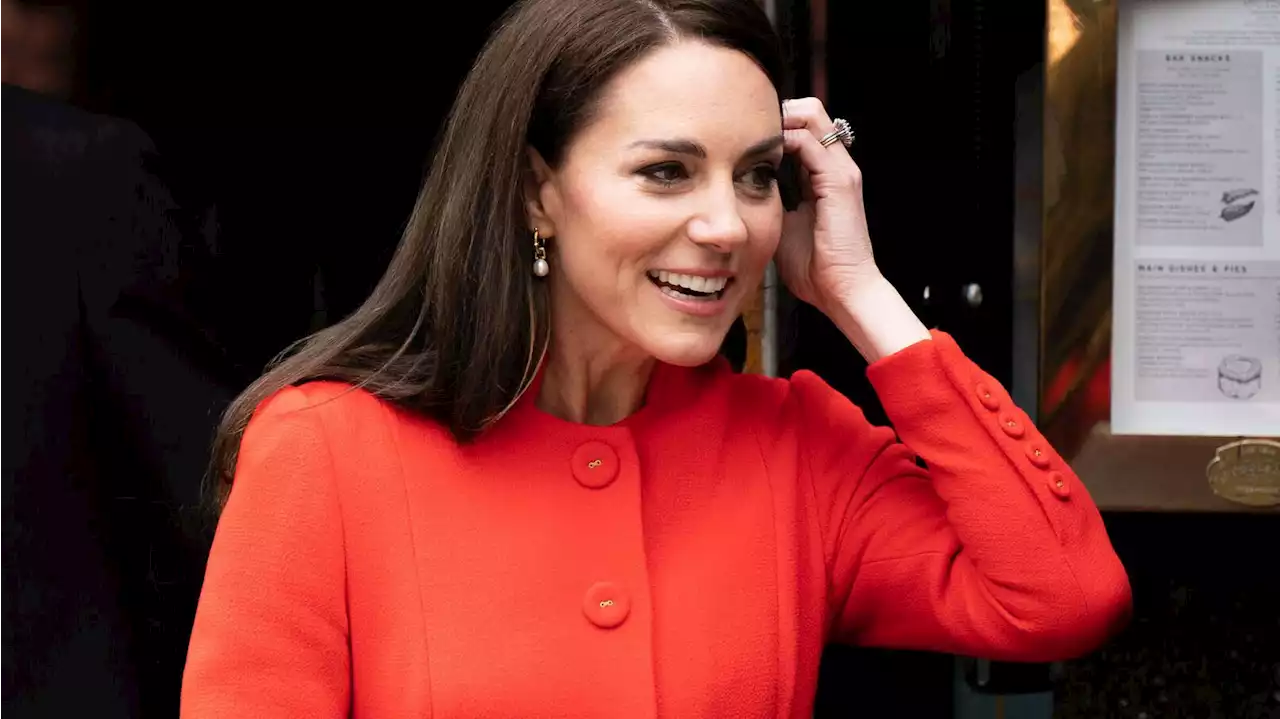 Kate Middleton : du métro au pub, elle fait une apparition remarquée dans un manteau vermillon éclat...