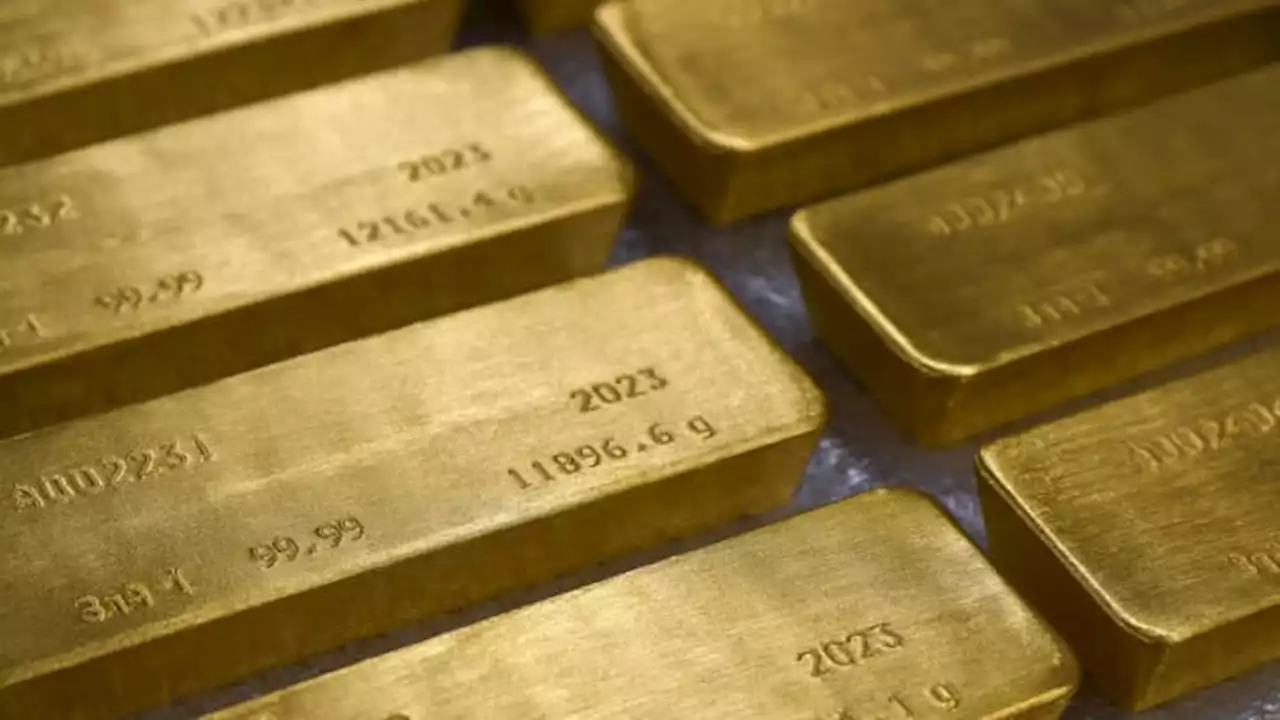 Gold hovers near record high levels as Fed hints rate-hike pause