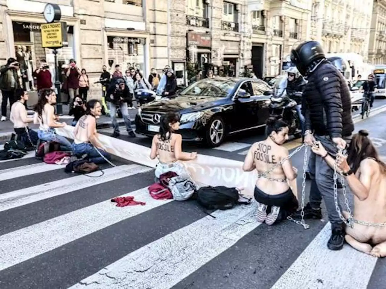 Ultima Generazione, attivisti nudi e incatenati in via del Tritone: traffico paralizzato, interviene la polizia