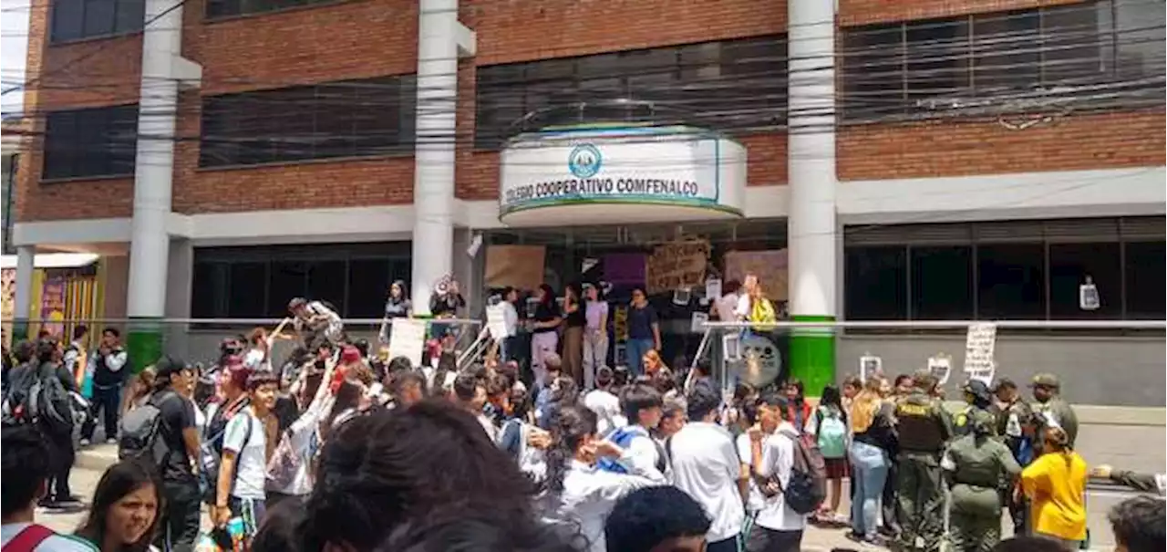 Realizan plantón en colegio de Bucaramanga por denuncias de abuso sexual