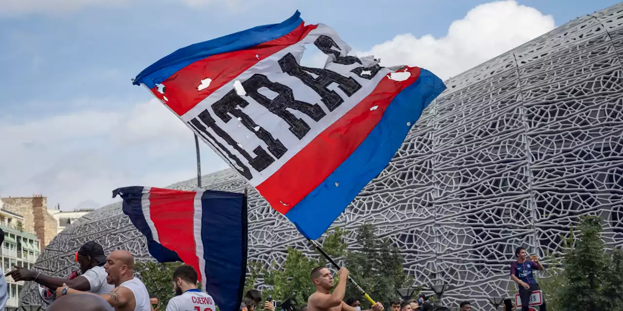 La villa de la star du PSG Neymar encerclée par des supporters parisiens, des chants injurieux scandés