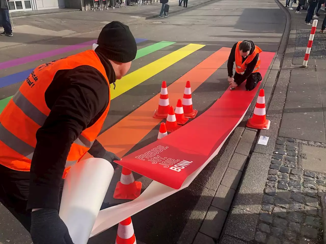 Regenbogen-Zebrastreifen in Köln: RTL-Friseur-Coach äußert sich kritisch: „Es sind Störfeuer“