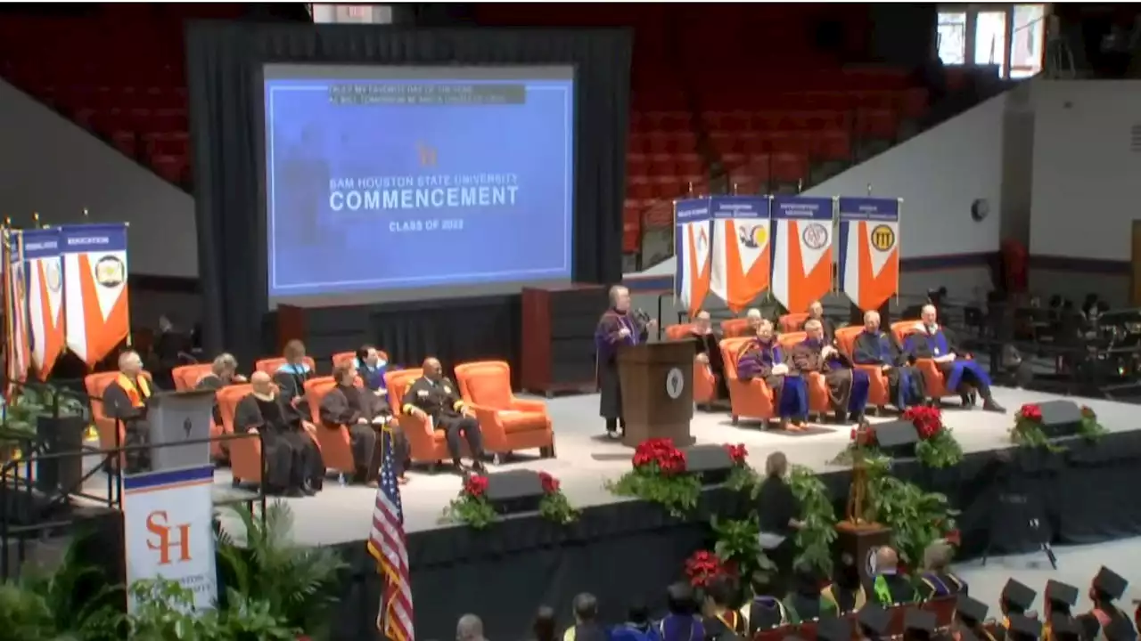 Texas university graduating seniors not allowed on stage, students claim its to stop Greek strolling