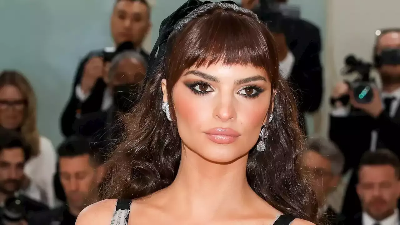 Emily Ratajkowski Topless Et En String Sous Une Scandaleuse Robe Transparente Elle Fait